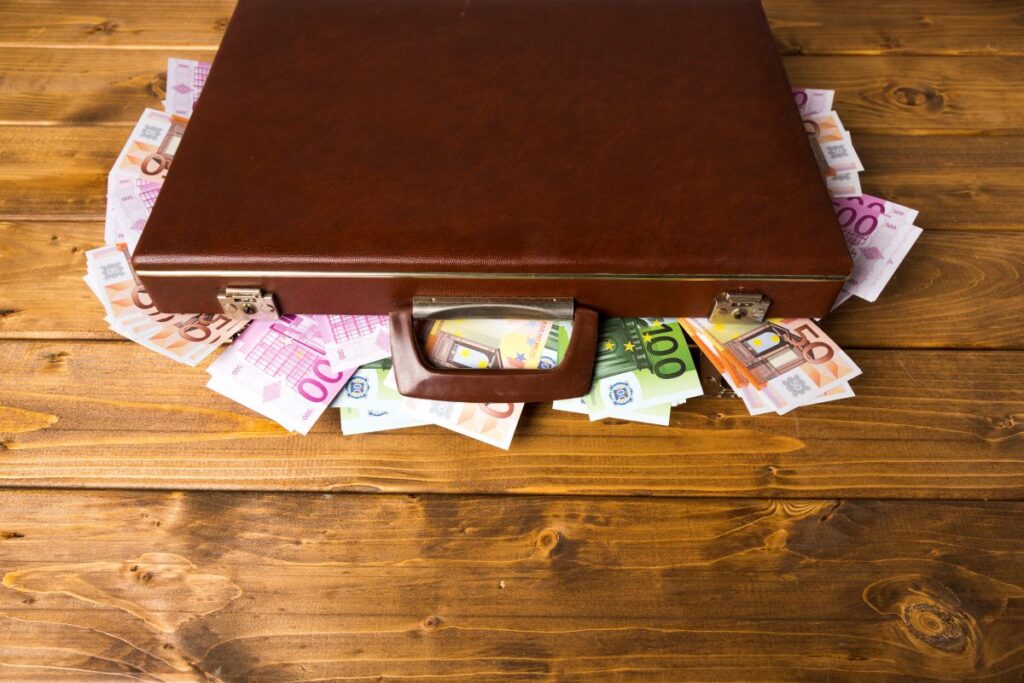Belastingvrij schenken geld in koffer