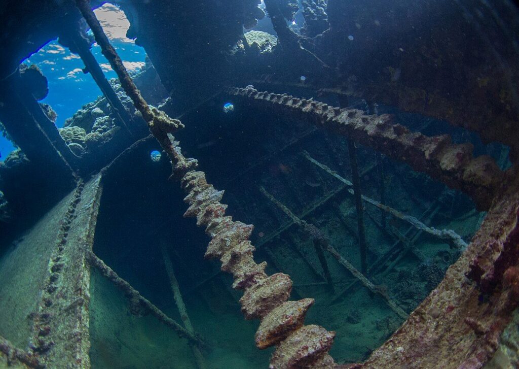 De verroeste brug van Titanic onderwater.