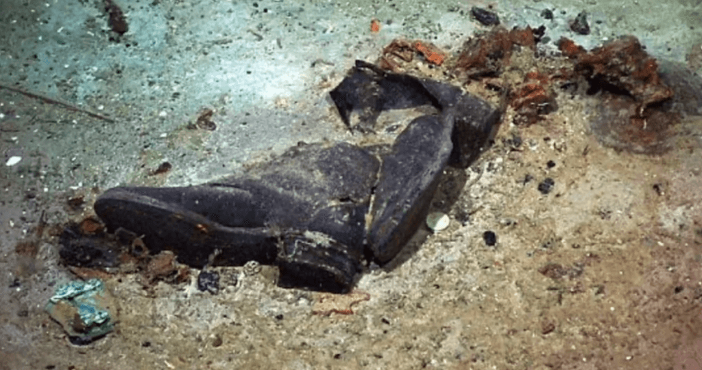 Schoenen van een Titanic-slachtoffer op de bodem van de Atlantische oceaan .