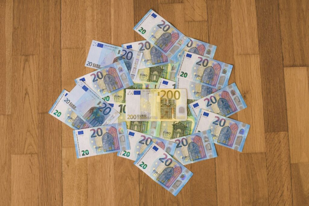 stapel geld erfbelasting