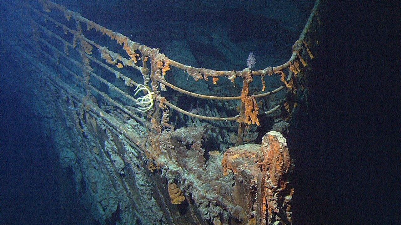 Boeg van het wrak van de Titanic op de bodem van de oceaan op 3.800 meter diepte
