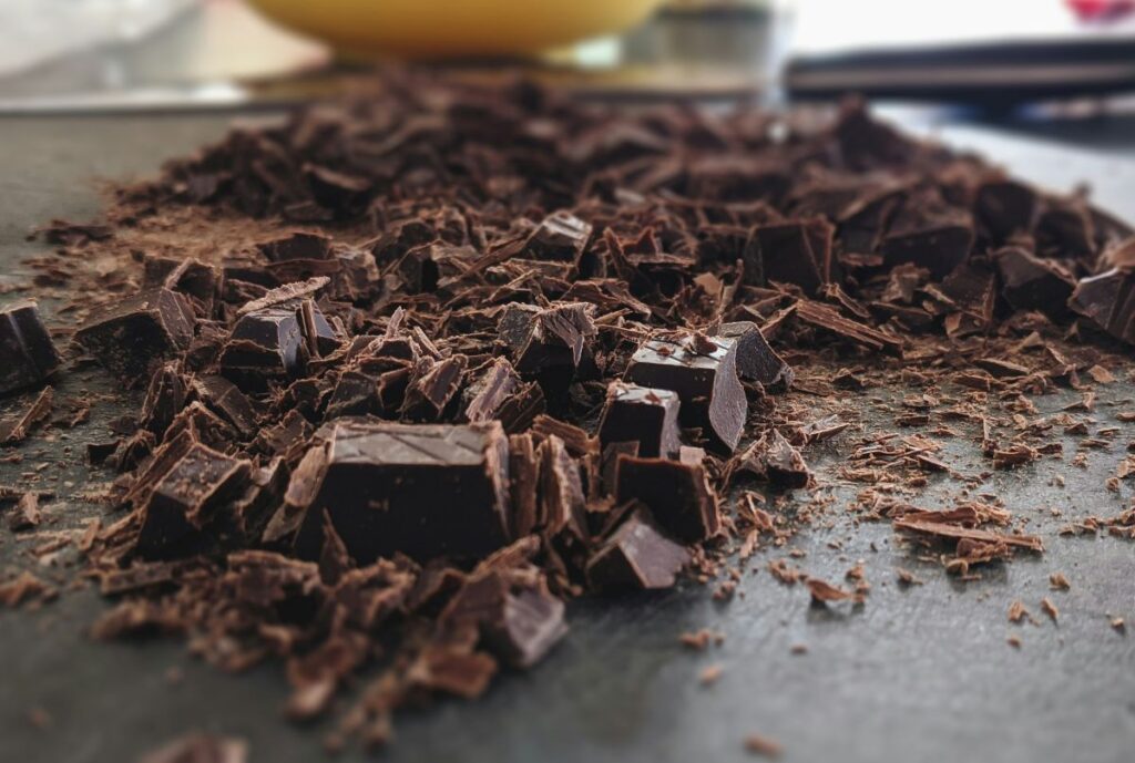 Chocolade gebroken op een tafel. Klaar voor consumptie voor betere hersenen.