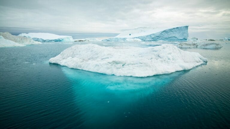 Smeltende ijskappen en ijsbergen in de oceaan door klimaatverandering
