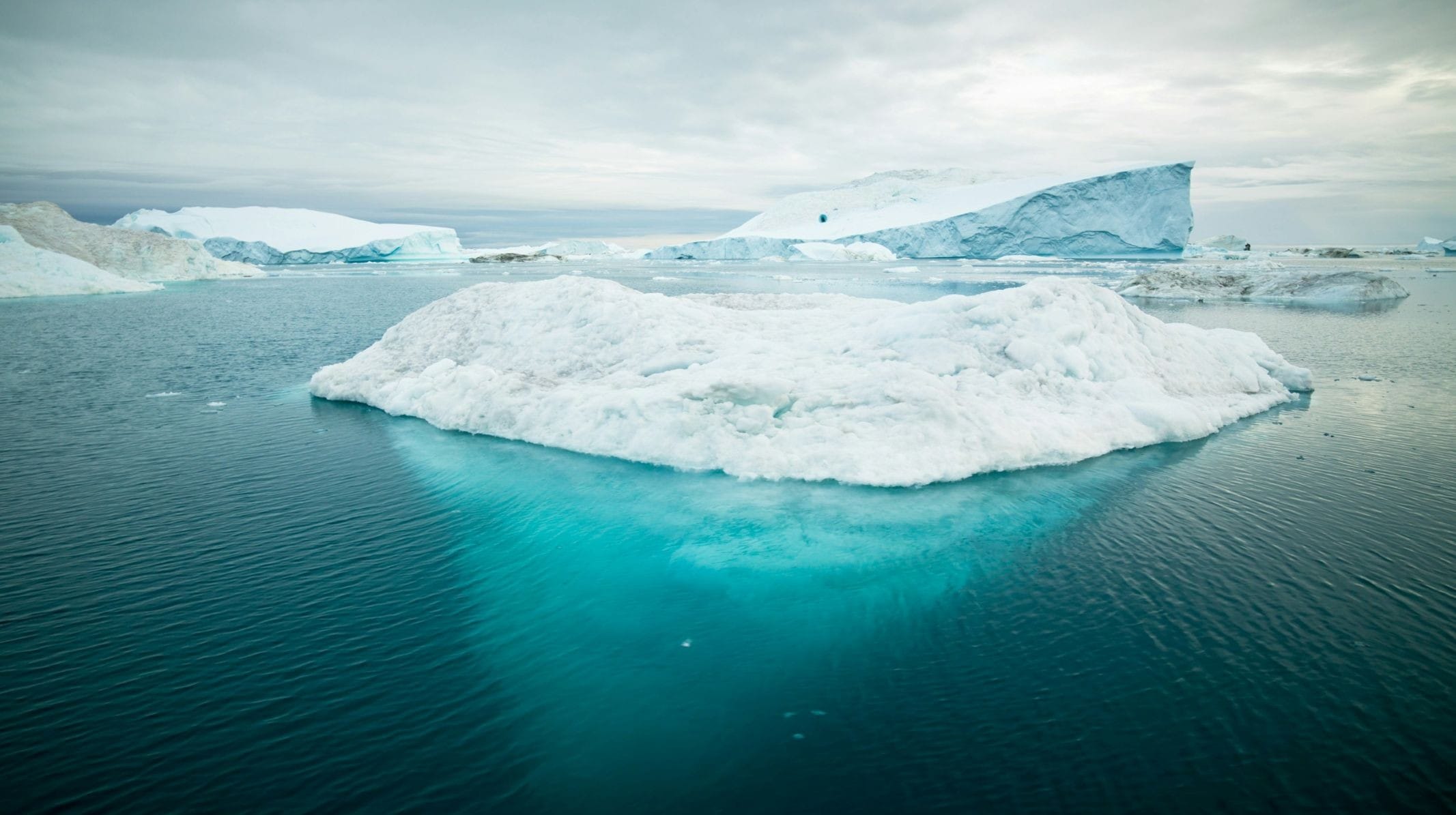 Smeltende ijskappen en ijsbergen in de oceaan door klimaatverandering