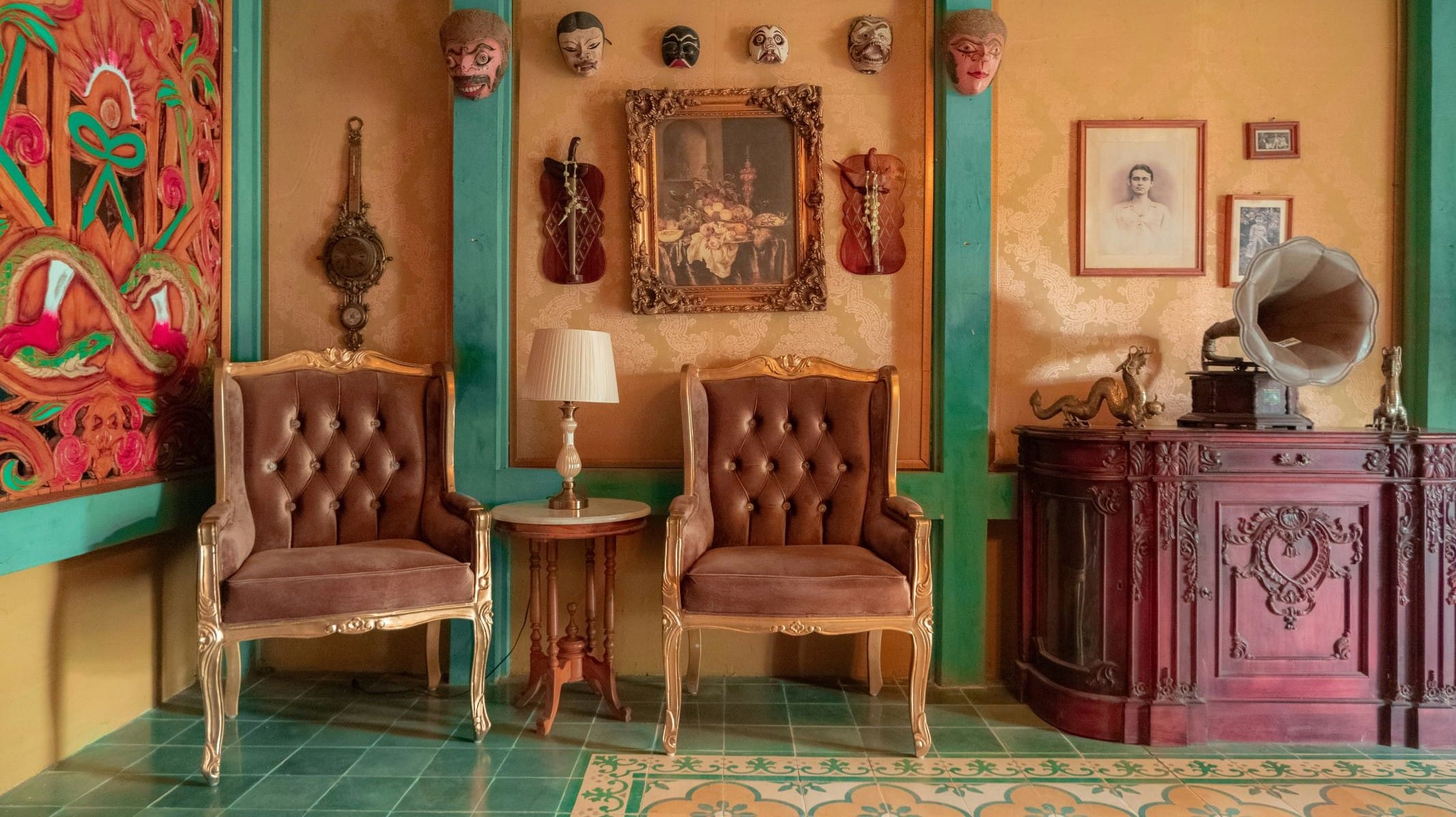 Kleurpsychologie door middel van meerdere kleuren in een woonkamer.