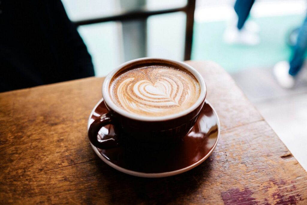 Een koffie op een tafel. De inhoud is goed voor het brein.