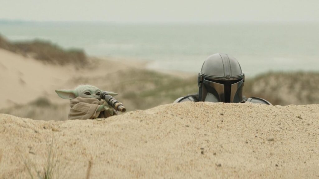 The Mandalorian and Grogu op de uitkijk in een scene van de nieuwe Star Wars film.