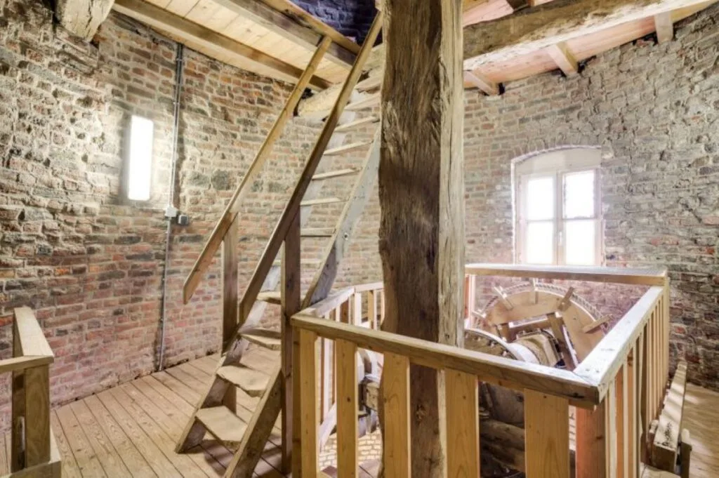 Trap naar bovenverdieping van de molen van Hunnecum.