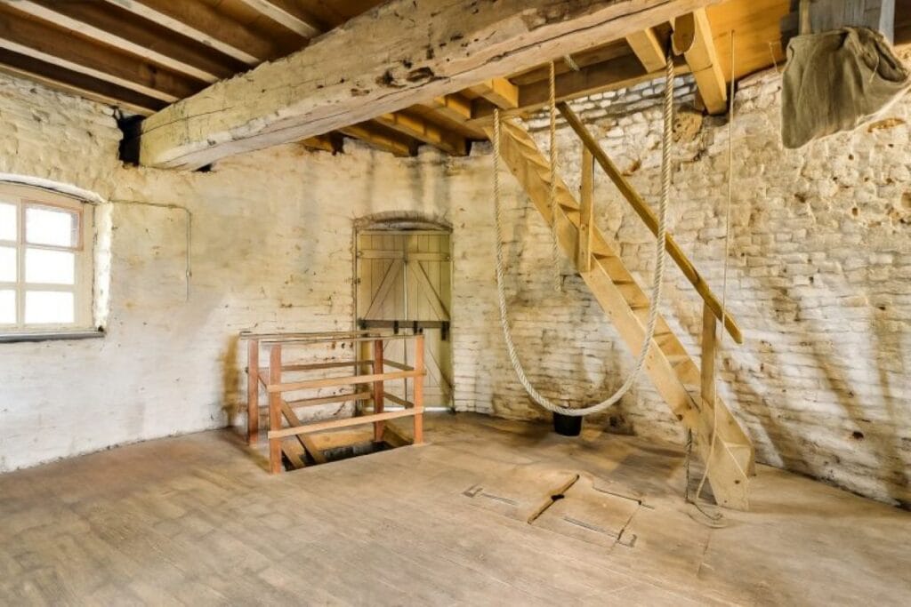 Trap naar bovengedeelte van de molen van Hunnecum.