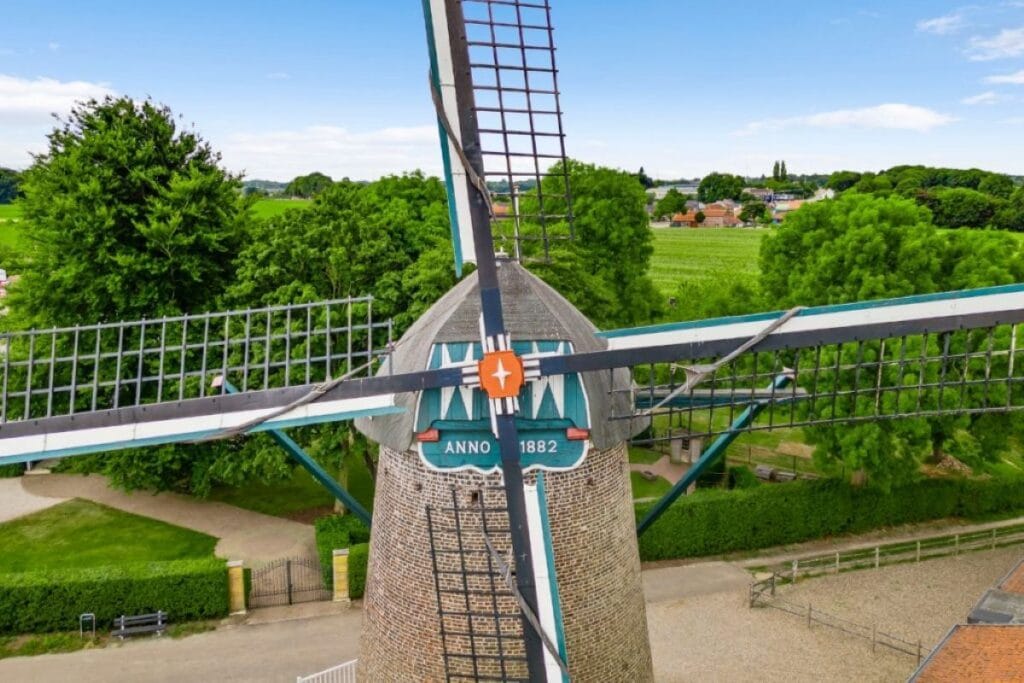 Wieken van de molen van Hunnecum en het bouwjaar.