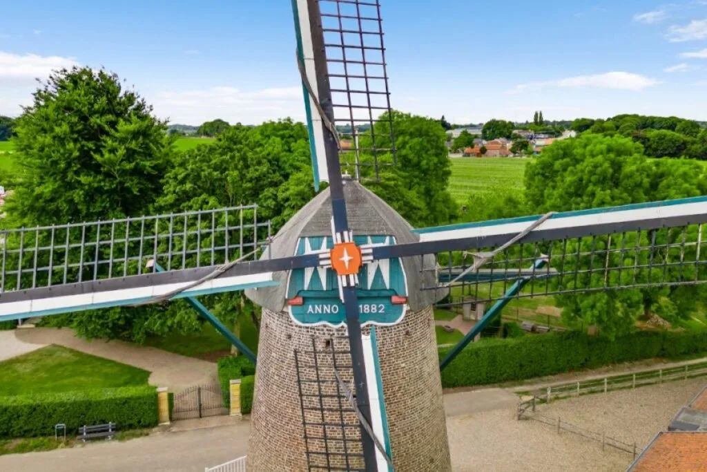 Wieken van de molen van Hunnecum en het bouwjaar.