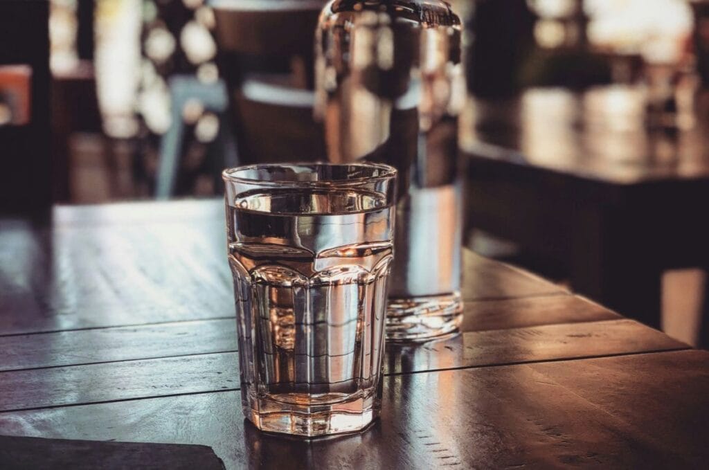 glas water op tafel ter illustratie afvallen zonder dieet.
