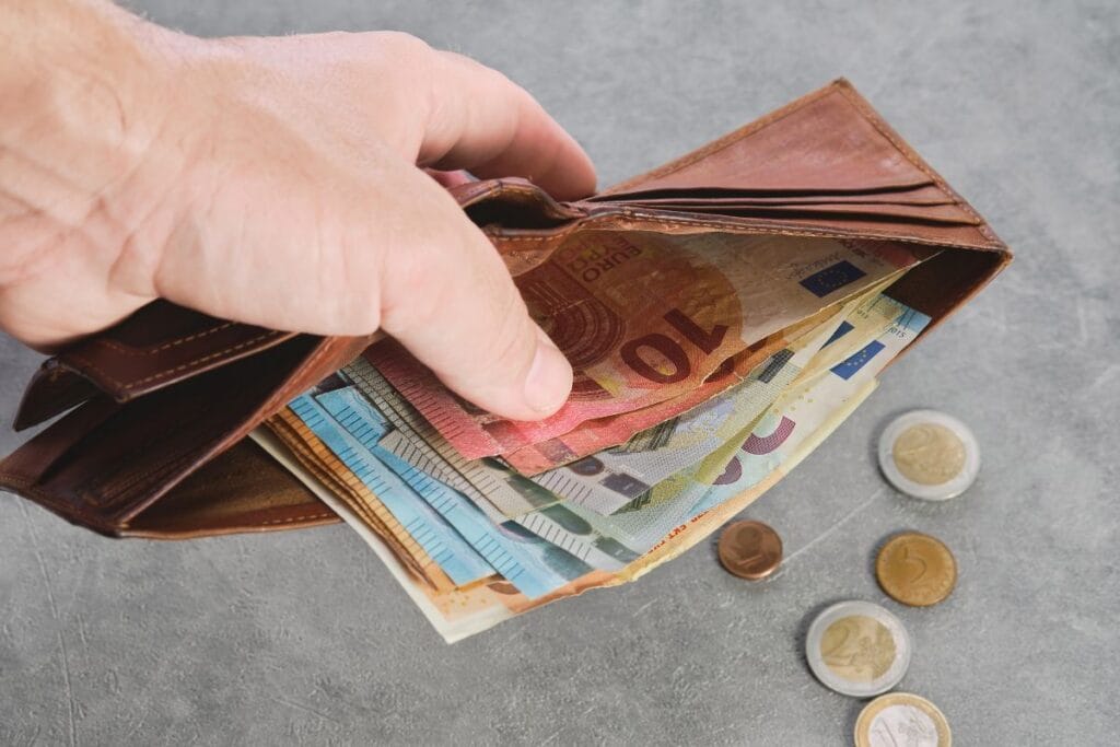 zzp'er check het geld in zijn portemonnee