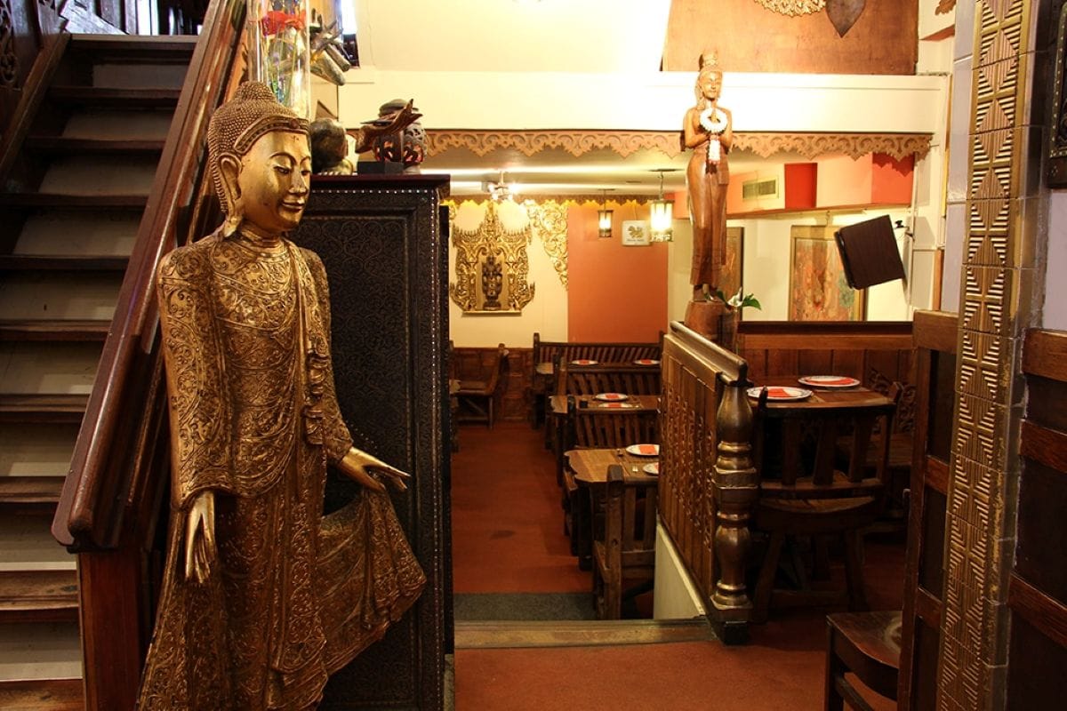 Bird snackbar interieur waar goedkoop eten in Amsterdam mogelijk is.