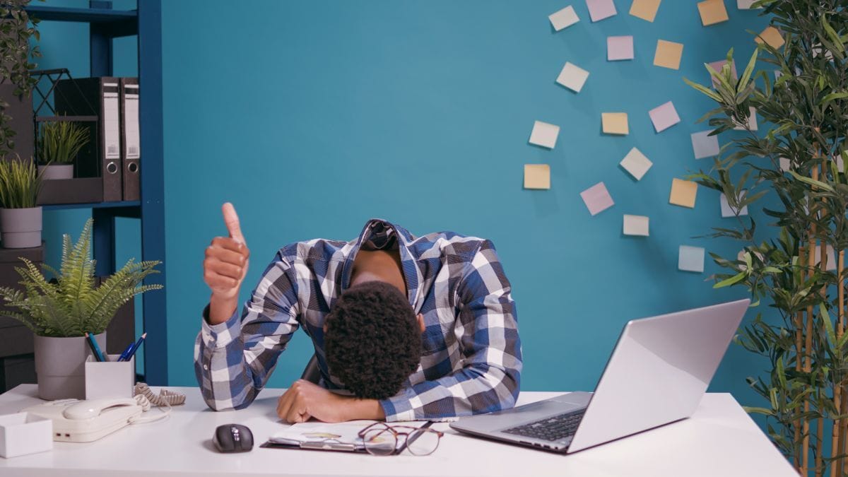 man aan werktafel heeft kan ene burn-out herkennen door de sympotomen.