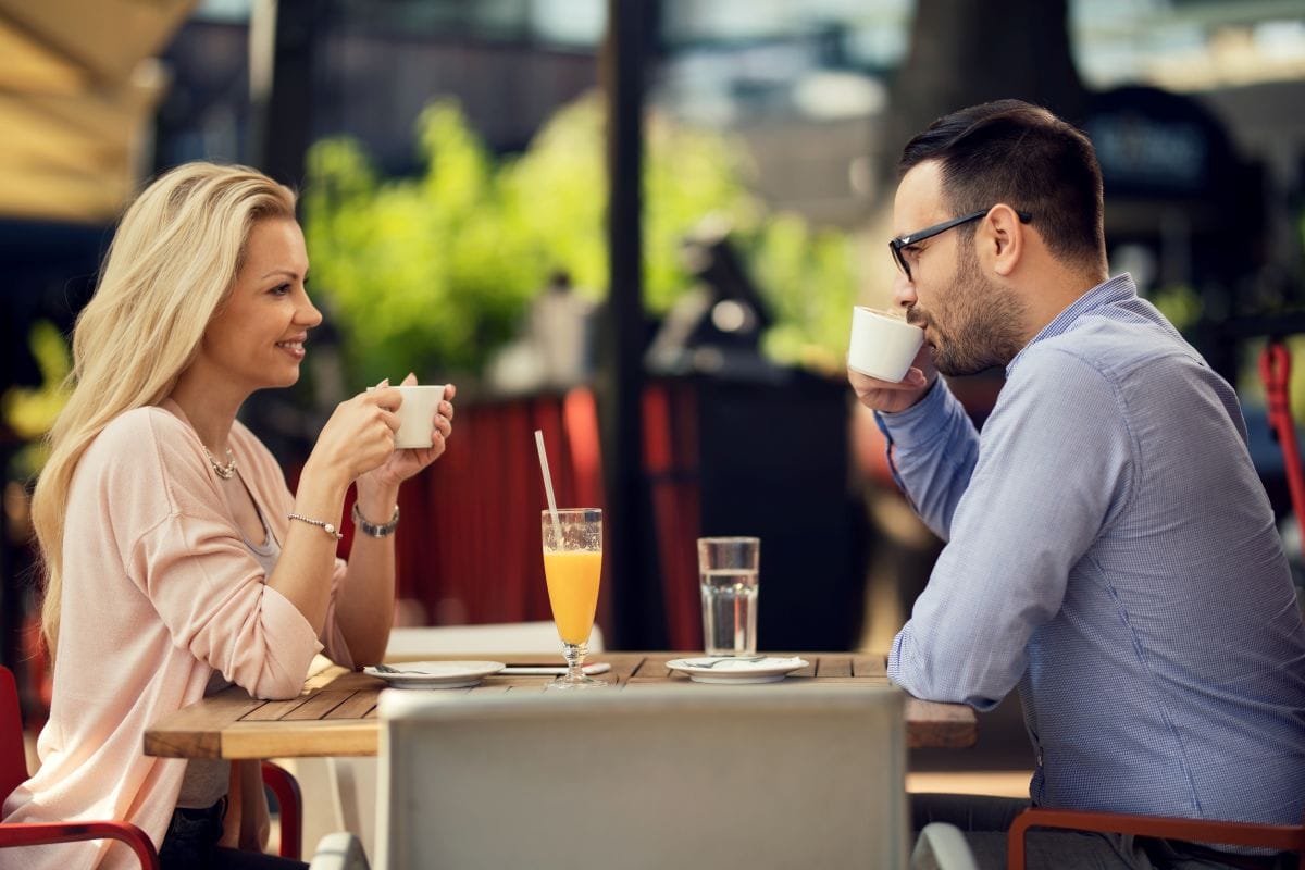 Koppel op eerste date in een restaurant.