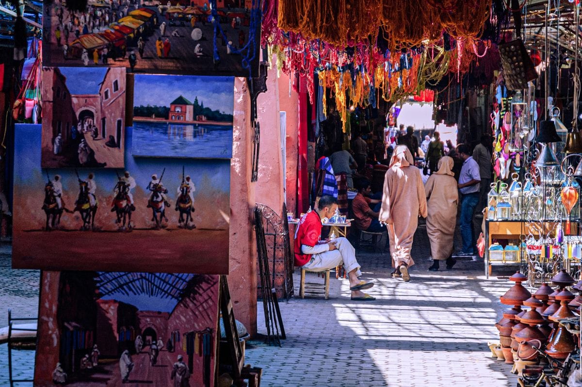 Een markt in de stad Marrakech in Marokko. 