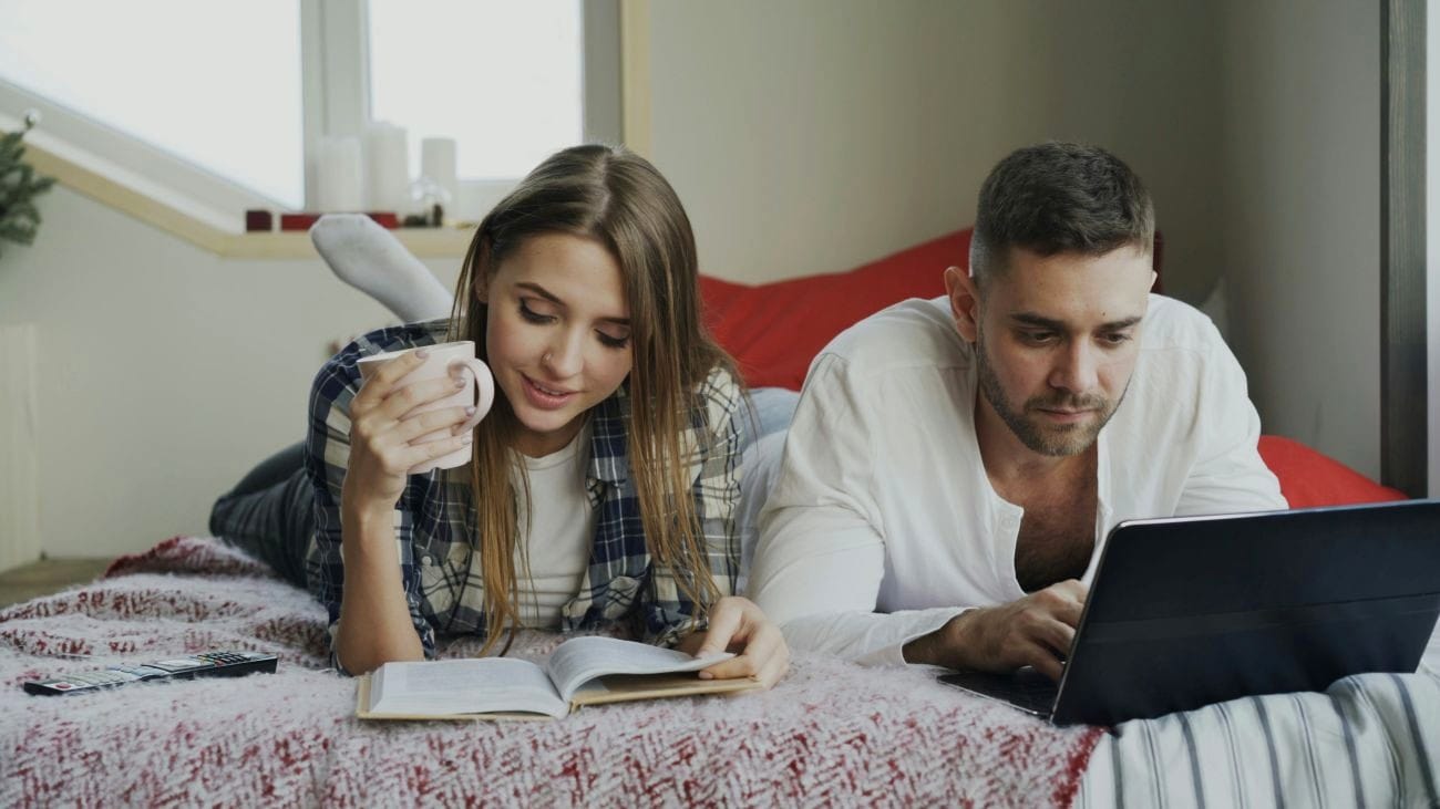 Stel op bed doen individueel hun eigen bezigheid voor een stressvrije relatie door middel van Parallel Play