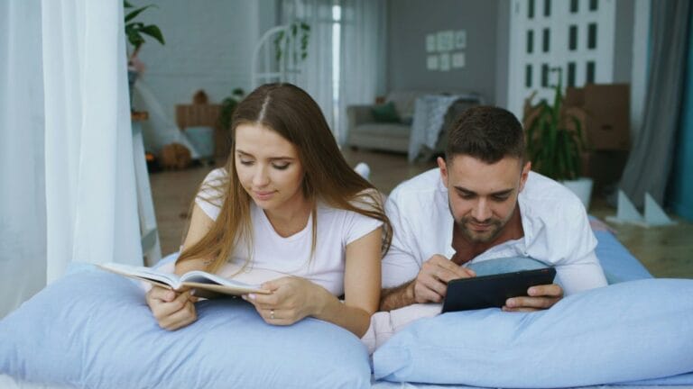koppel op bed hebben een stressvrije relatie door aan parallel play te doen.