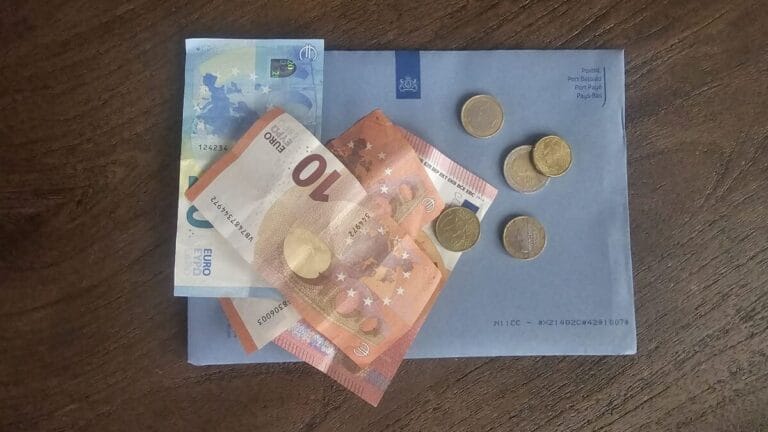 werkelijke autokosten van de belastingdienst teruggave geld op envelop