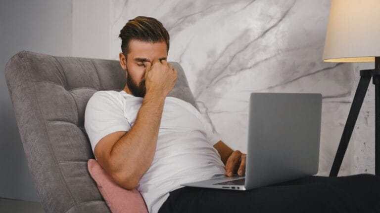 altijd moe oorzaak vanwege een onderbroken en kwalitatief slechte slaap.