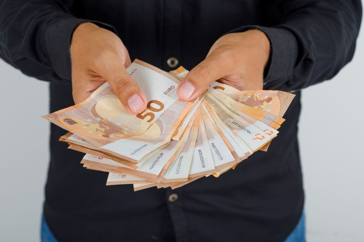 man houdt geld vast dat na aow is verdiend met werken.