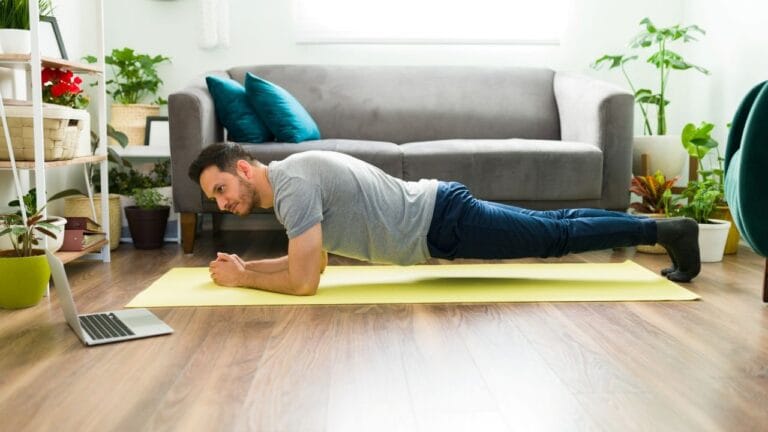 Man voert thuis de plank uit als core oefening voor een sterkere rug