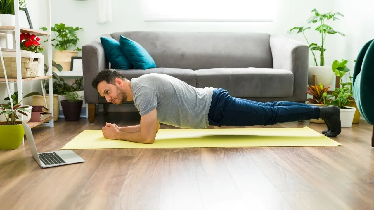Man voert thuis de plank uit als core oefening voor een sterkere rug