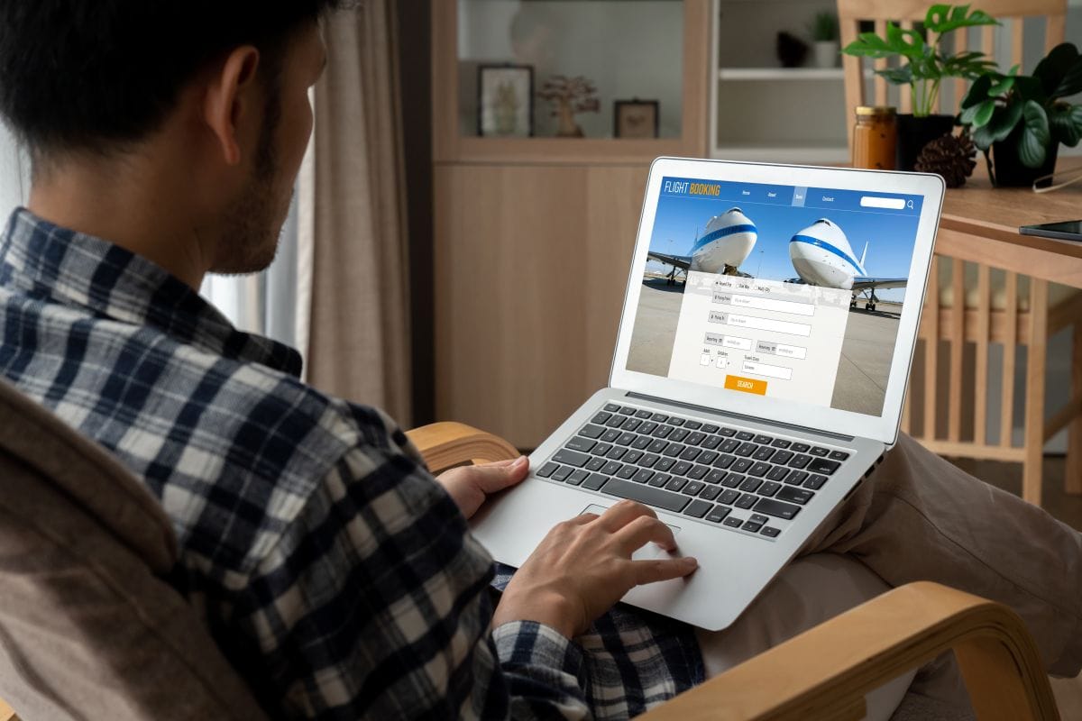 Man boekt online een vlucht met bagagebundel die te duur is.
