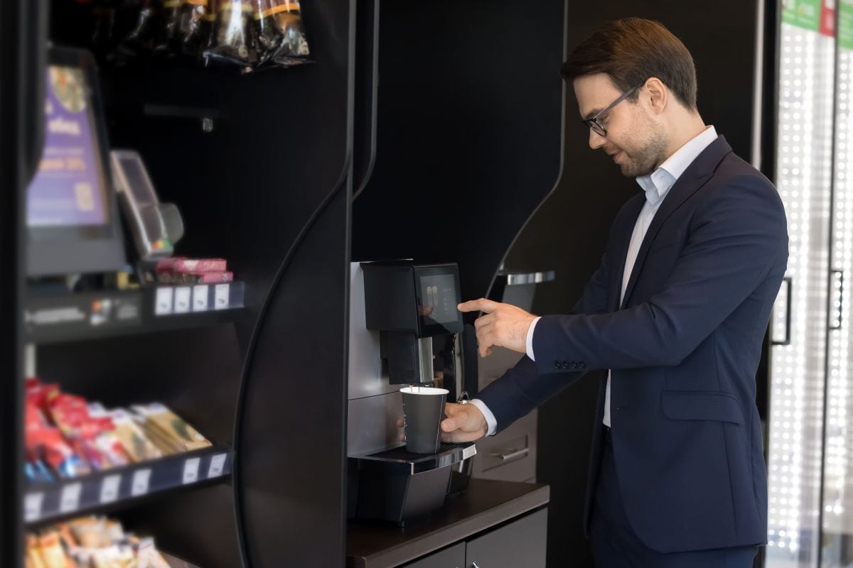 man met koffie