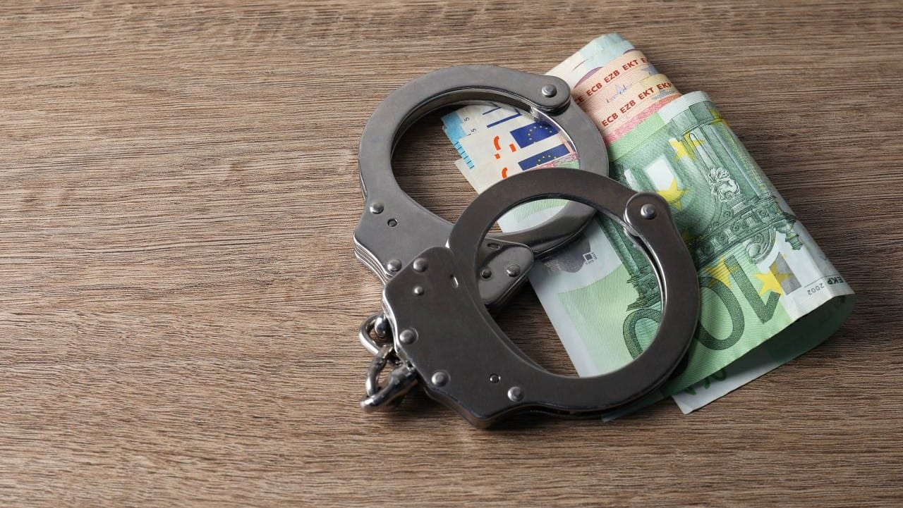 salaris-bij-de-overheid-politie-handboeien-met-eurobiljetten