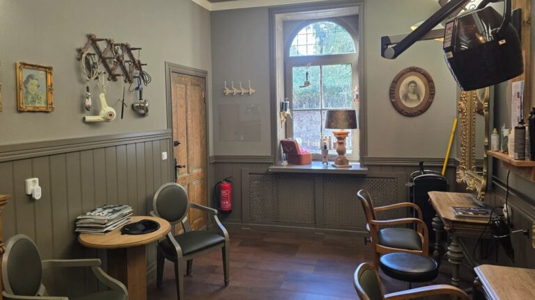 Kapsalon met droogkap en antieke föhns in een huis in Simpelveld dat te koop staat op Funda