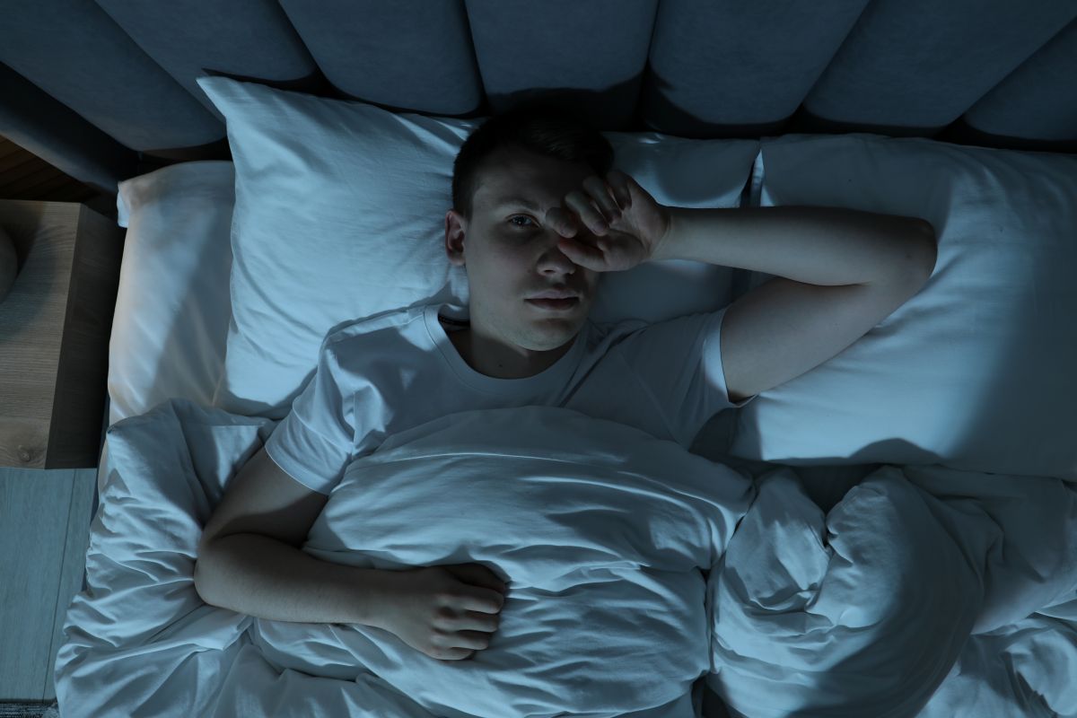 Man ligt wakker