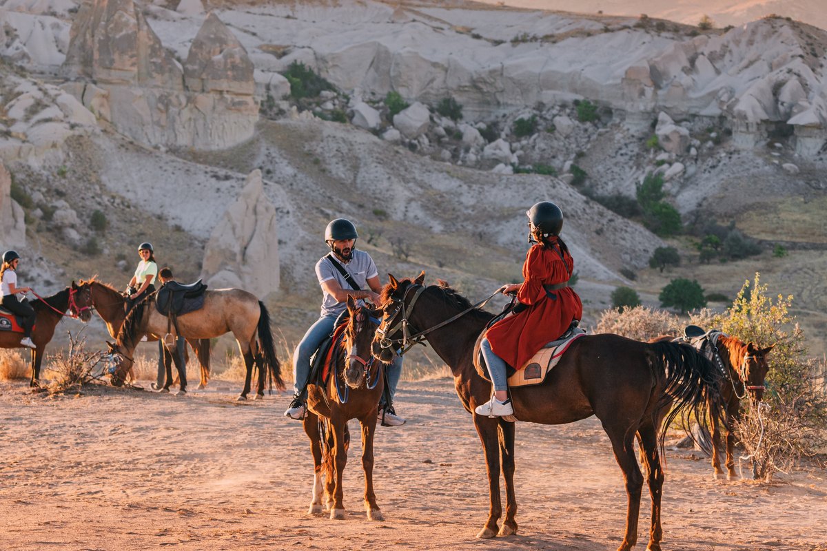 Ruiters nemen pauze tijden een paardenvakantie