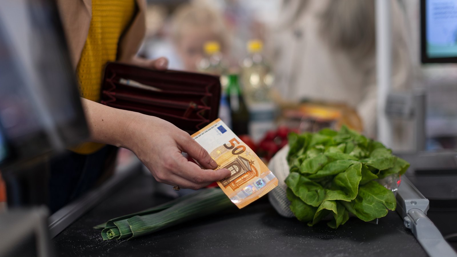 Betaling met eurobiljet terwijl de boodschappen duurder worden in 2027