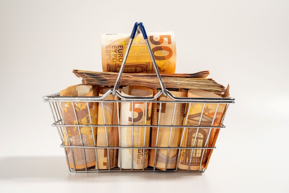 Eurobiljetten in boodschappenmandje omdat boodschappen duurder worden.