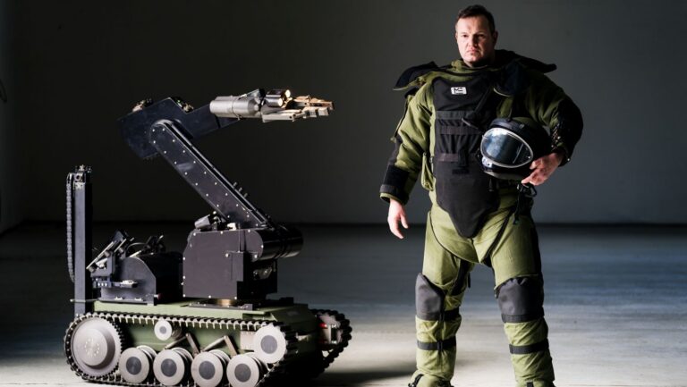 medewerker van Explosieven opruimingsdienst met een explosievenrobot voor foto salaris EOD