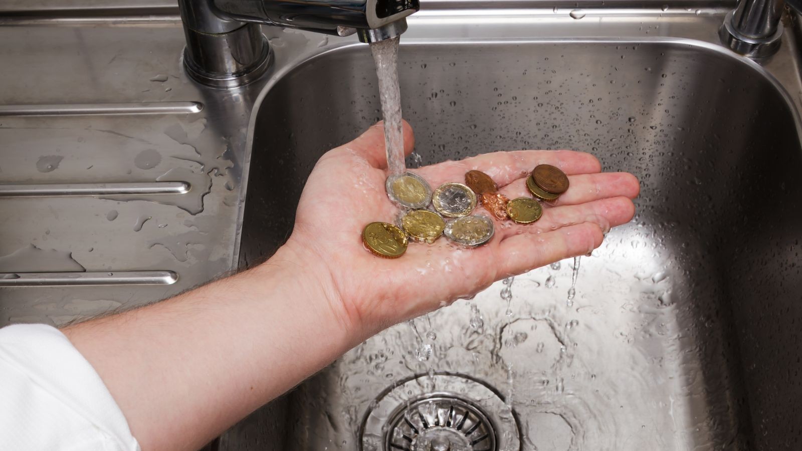 Water uit de kraan stroomt over euromunten in een hand boven de gootsteen, de waterrekening in 2027