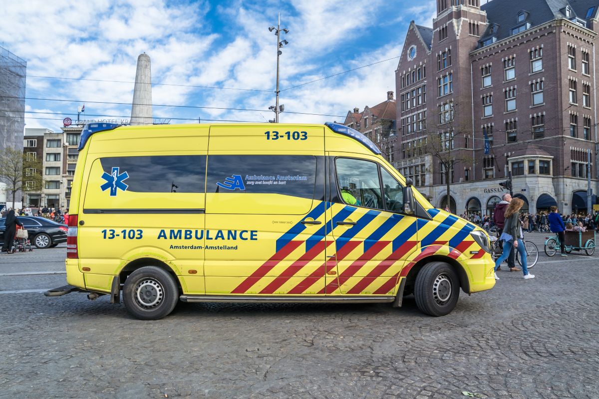 Ambulance op de Dam in Amsterdam