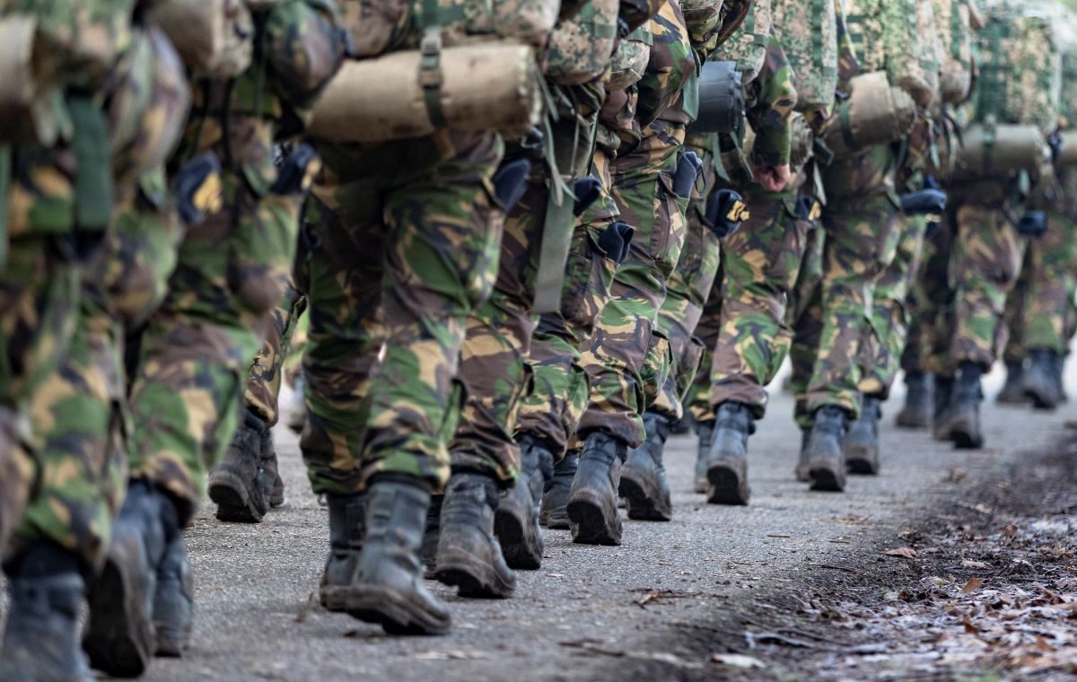 Defensie mars salaris generaal landmacht