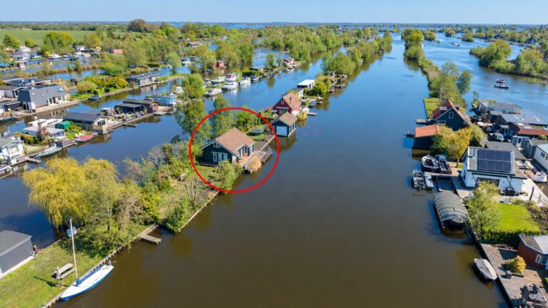 Funda bungalow privé eiland te koop Breukelen