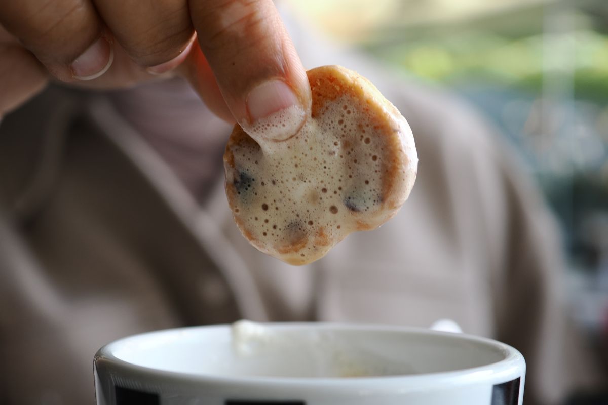Koekje dippen in thee