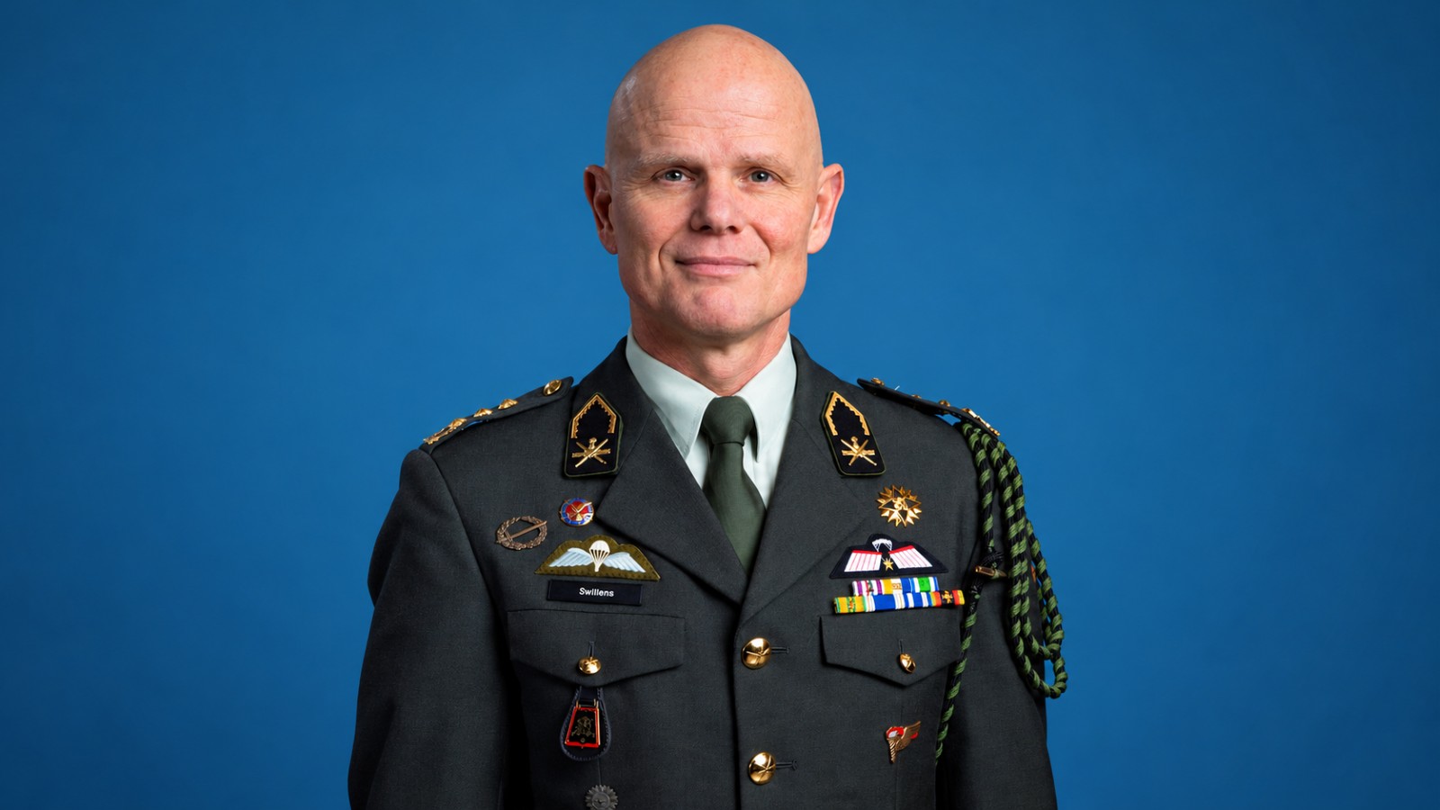 Salaris generaal landmacht, luitenant-generaal Jan Swillens in tenue