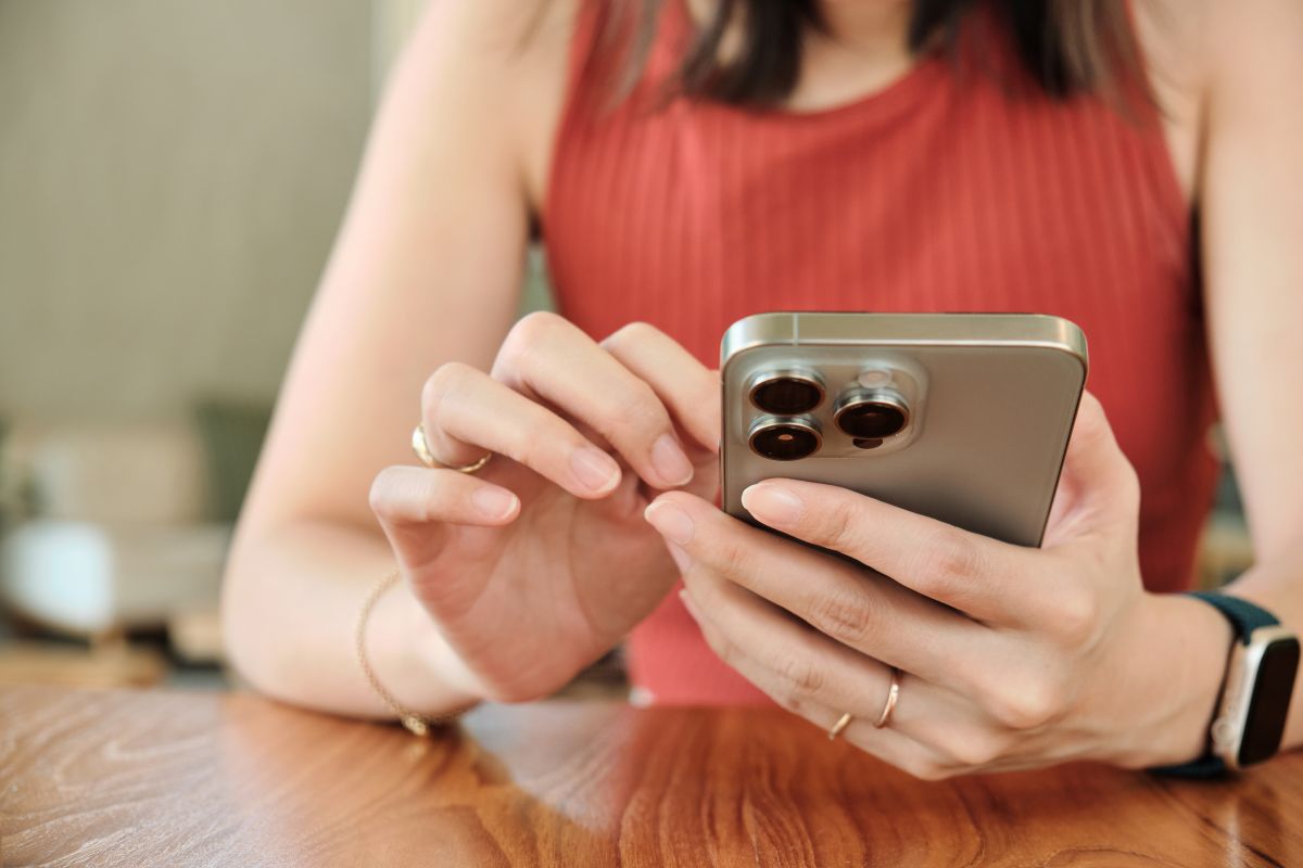 Vrouw leest WhatsApp