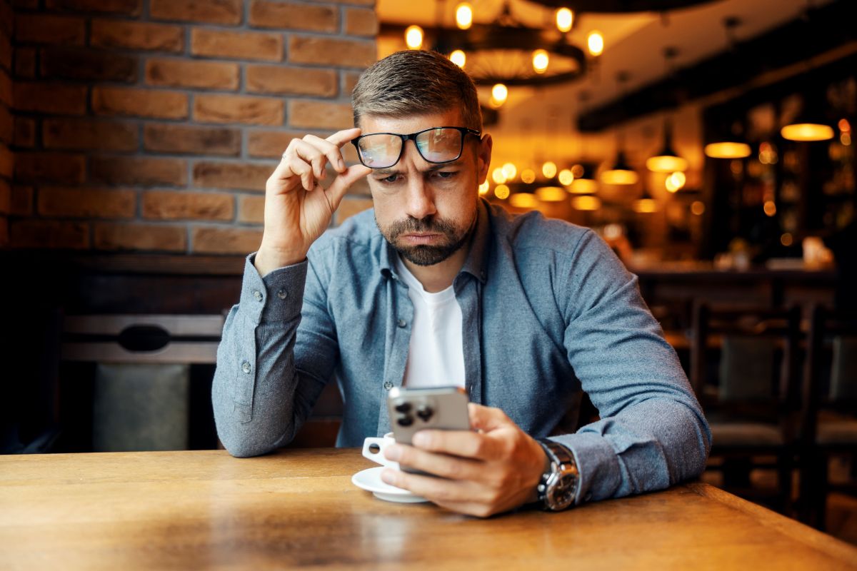 Vrouw reageert niet op app